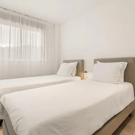 Designer 2-bed With Garden Camarate Hills Rdr577 Lejlighed